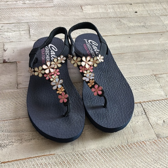 Skechers Women's Size 9 Cali Meditation Happy Daisies Sandals
-size 9
-NWOT - Picture 3 of 3